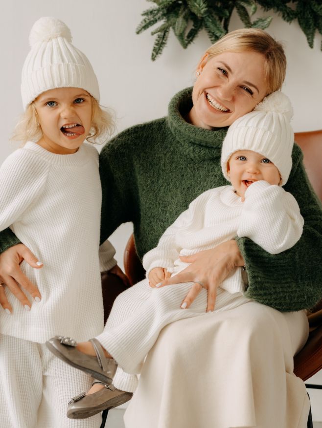 ⠀ Bílá, něžná a úplně kouzelná🤍Naše pletená souprava má v sobě něco, co se těžko popisuje… prostě magic❄️Najdete ji na...