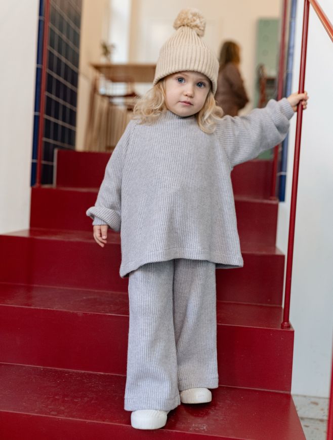 ⠀ Když chceš být v pohodlí, ale pořád chic. Šedá pletená souprava je na e-shopu. 🩶✨